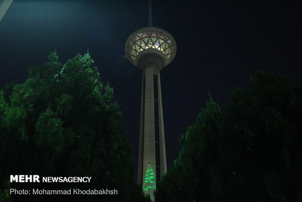استقبال لیزری برج میلاد از تهران ۱۴۰۰