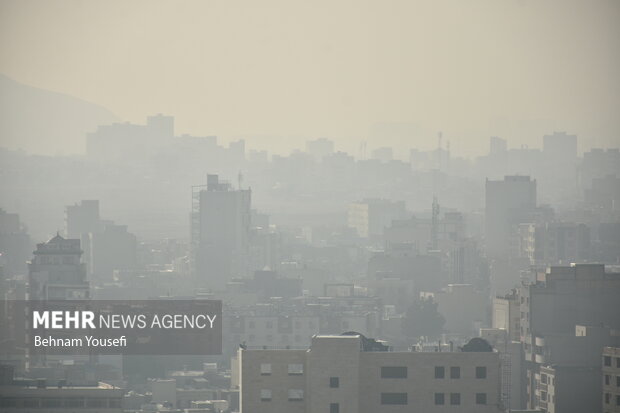 وضعیت قرمز در ۱۷ ایستگاه سنجش کیفیت هوای تهران