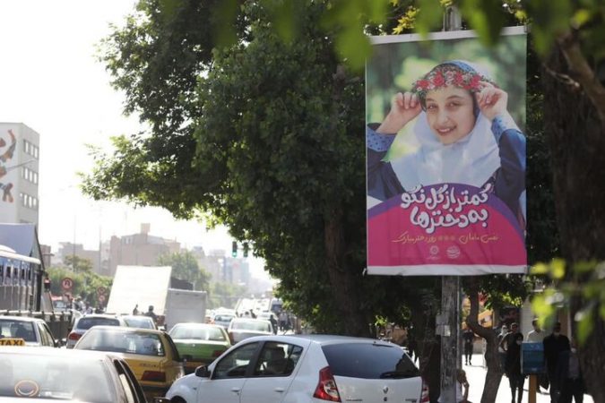 اکران طرح‌های فرهنگی “کمتر از گل نگو به دخترها” بر سازه‌های تبلیغات محیطی پایتخت