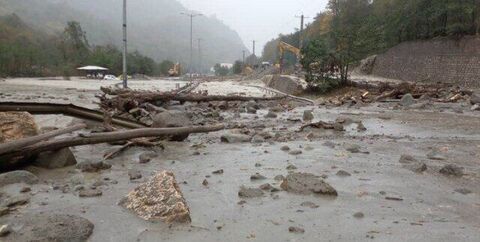 سیل مینی‌بوس روستای قلعه یزدان را واژگون کرد+عکس