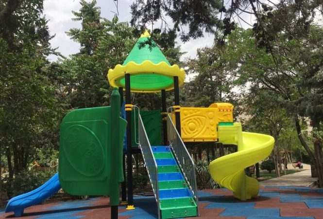 نصب وسایل بازی و کفپوش ایمن در بوستان‌های منطقه۲