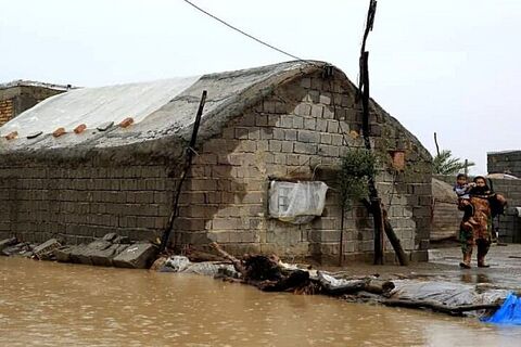 تشییع پیکر جان باختگان سیل استهبان در روستای آبنارک