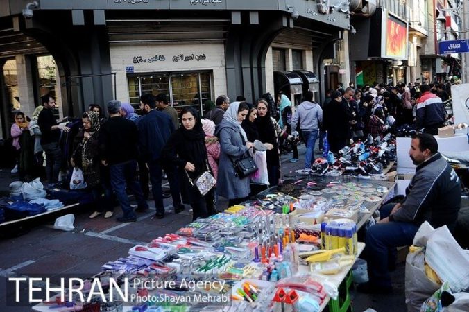 پلیس و قوه قضاییه به موضوع مافیای دست‌فروشی ورود کنند