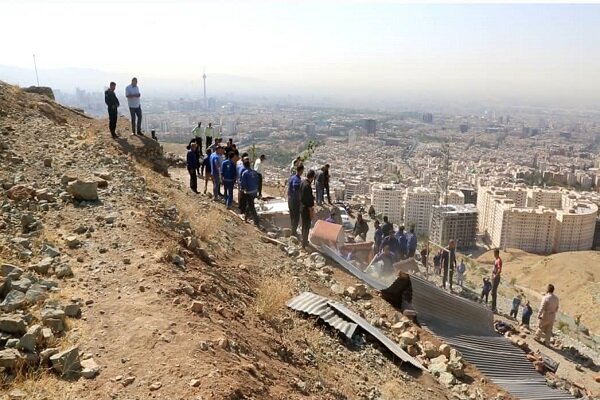 تخریب ساخت و سازهای غیرمجاز در حریم ارتفاعات مرادآباد