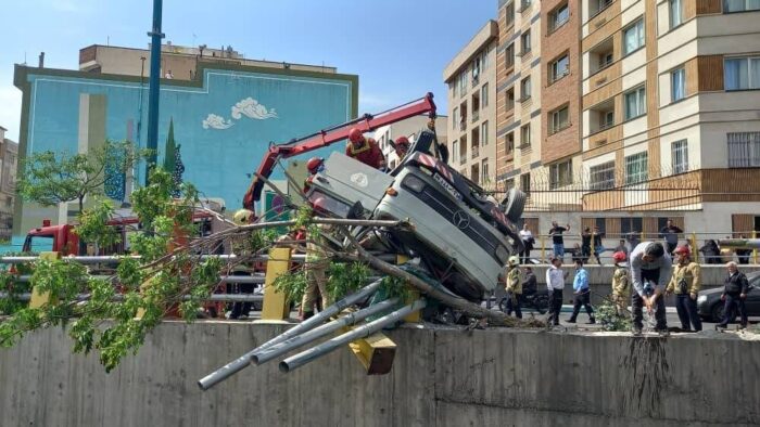 جزئیات واژگونی کامیون حامل کپسول‌های اکسیژن در بزرگراه امام
علی+عکس