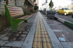 اجرای طرح جمع آوری میز و صندلی‌های صنوف از پیاده‌روهای تهران