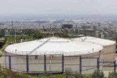 دود سیاه اطراف انبار نفت شهران به علت سوختن مشتقات نفتی است