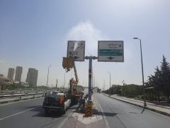 شستشوی تابلوهای معابر با خودرو بالابر در منطقه ۲۲