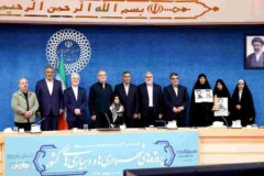 دهیار امین‌آباد نماینده دهیاران کشور در کنار رئیس‌جمهور