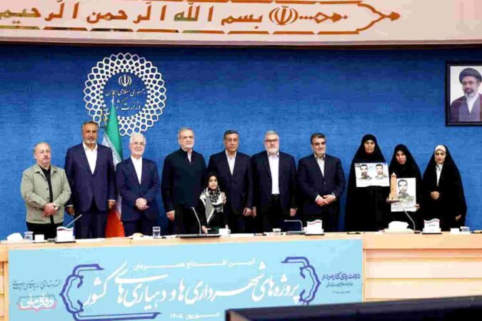 دهیار امین‌آباد نماینده دهیاران کشور در کنار رئیس‌جمهور